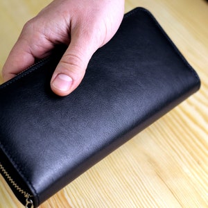Cartera larga con cremallera negra con interior de cuero rojo / Cosida a mano / cartera elegante y espaciosa para tarjetas, efectivo, teléfono, monedas, papeles imagen 2
