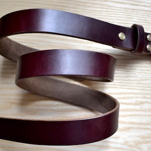 Ceinture en cuir bordeaux Horween Chromexcel de 1,25 po. de largeur Ceinture habillée de couleur rouge foncé Ceinture décontractée pour femme ou homme image 2