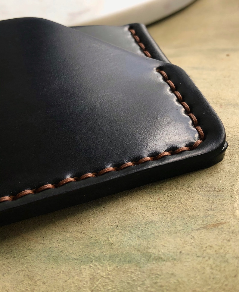 Cartera de piel de cordero de Horween color burdeos, marrón y negro. Tarjetero, tarjetero con bolsillo delantero de piel de cordero cosida a mano, Karat imagen 6