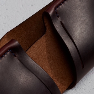 Cartera de piel Horween en Chromexcel burdeos / Billetera plegable para hombre, regalo para él / Cartera minimalista elaborada a partir de una sola pieza de piel Arpa imagen 8