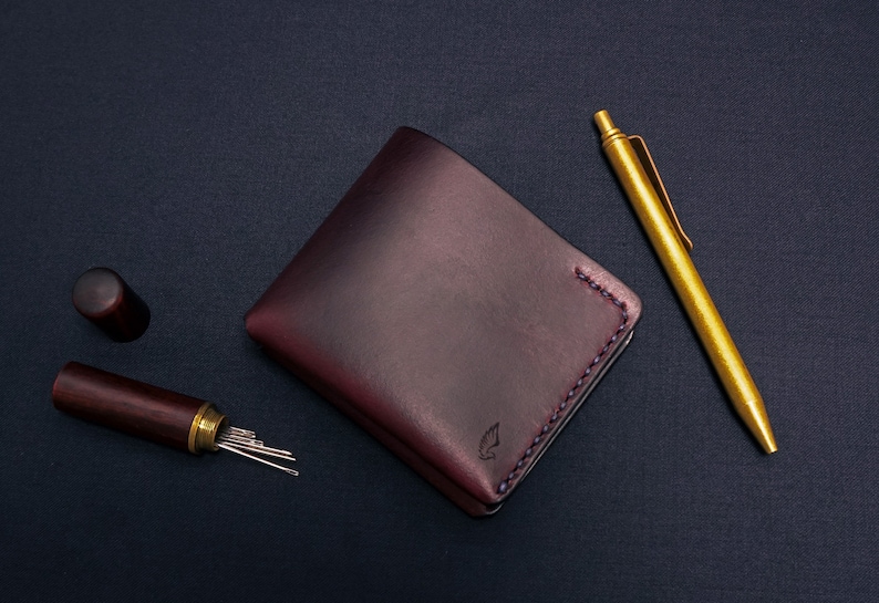Cartera de piel Horween en Chromexcel burdeos / Billetera plegable para hombre, regalo para él / Cartera minimalista elaborada a partir de una sola pieza de piel Arpa imagen 6