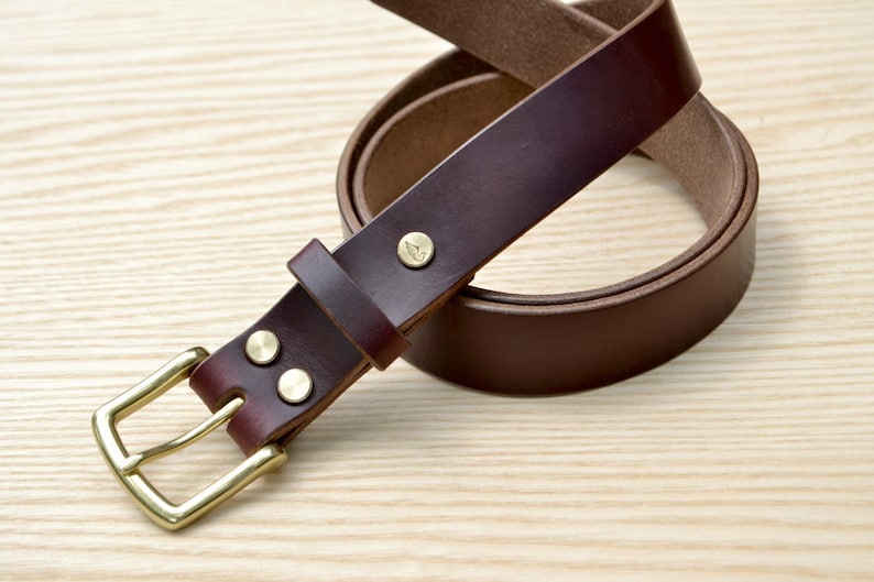 Ceinture en cuir bordeaux Horween Chromexcel de 1,25 po. de largeur Ceinture habillée de couleur rouge foncé Ceinture décontractée pour femme ou homme image 3