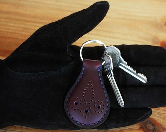 Llavero de cuero Horween Chromexcel en negro, burdeos y tostado con patrón Brogue