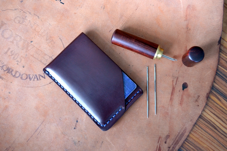 Cartera de piel de cordero de Horween color burdeos, marrón y negro. Tarjetero, tarjetero con bolsillo delantero de piel de cordero cosida a mano, Karat Burgundy #8
