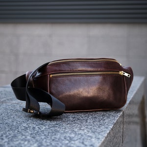 Sac banane en cuir bordeaux / Sac banane entièrement doublé en cuir / Sac banane minimaliste en cuir / Pochette poitrine / 3 poches, fermeture éclair YKK, cutter