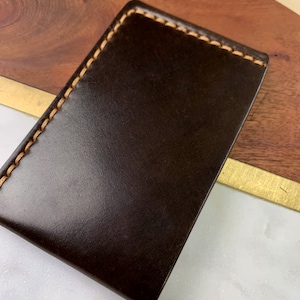 Cartera de piel de cordero de Horween color burdeos, marrón y negro. Tarjetero, tarjetero con bolsillo delantero de piel de cordero cosida a mano, Karat imagen 3