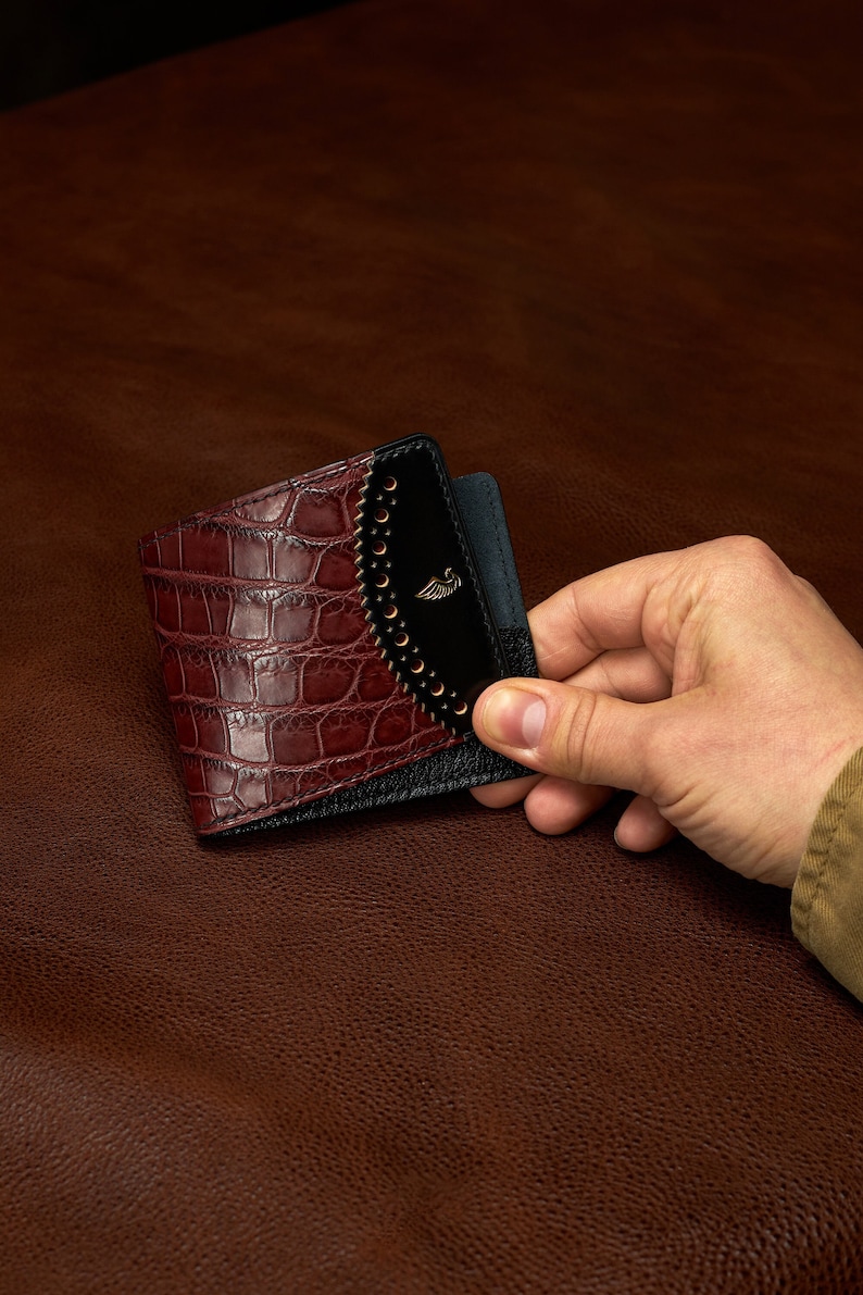 Portefeuille personnalisé en alligator bordeaux avec écusson Horween Shell Cordovan et intérieur en cuir de chèvre / Pour dollars, livres, taille euro, Lagard image 1