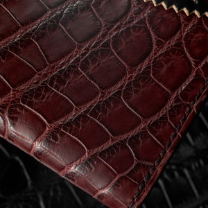 Portefeuille personnalisé en alligator bordeaux avec écusson Horween Shell Cordovan et intérieur en cuir de chèvre / Pour dollars, livres, taille euro, Lagard image 7