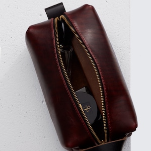 Sac Dopp Kit en cuir, bordeaux Horween, chromexcel / Trousse de rasage pour garçons d'honneur avec fermeture éclair YKK et poignée en tannage végétal / pochette de voyage /