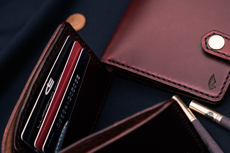 Cartera de cuero para hombre Horween Chromexcel burdeos, con o sin cierre a presión / Monedero delgado con bolsillo para tarjetas y monedas / Bifold monogramado, Archer imagen 4