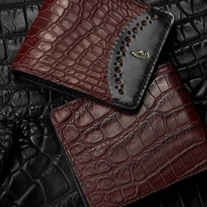 Portefeuille personnalisé en alligator bordeaux avec écusson Horween Shell Cordovan et intérieur en cuir de chèvre / Pour dollars, livres, taille euro, Lagard image 5