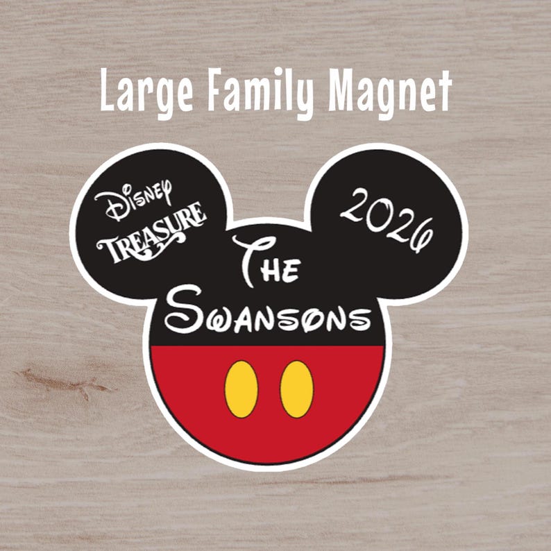 Puede incluir: Un im&aacute;n familiar grande con la forma de la cabeza de Mickey Mouse. El im&aacute;n es negro, rojo y amarillo, con el texto "Disney Treasure" y "The Swansons 2026" en blanco. Dise&ntilde;ado para uso familiar.