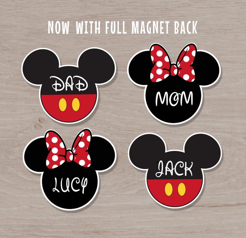 Puede incluir: Cuatro imanes negros con forma de Mickey Mouse con contornos blancos. Dos tienen lazos rojos con lunares blancos. Los imanes dicen "DAD", "MOM", "LUCY" y "JACK". El texto "NOW WITH FULL MAGNET BACK" est&aacute; en la parte superior.