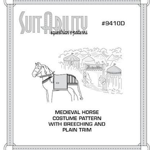Könnte beinhalten: Eine Schwarzweiß-Zeichnung eines Pferdes, das ein mittelalterliches Kostüm trägt. Das Pferd trägt einen Sattel, einen Brustgurt und eine Reihe von Rüstungsplatten. Das Pferd steht vor einer mittelalterlichen Dorfszene. Der Text "SUITABILITY equestrian e-patterns #9410D" befindet sich oben im Bild. Der Text "MEDIEVAL HORSE COSTUME PATTERN WITH BREECHING AND PLAIN TRIM" befindet sich unten im Bild.
