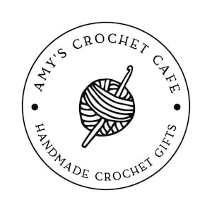 Puede incluir: Un logotipo circular en blanco y negro para Amy's Crochet Cafe. El logotipo presenta un ovillo de lana con un ganchillo. Las palabras "AMY'S CROCHET CAFE" y "HANDMADE CROCHET GIFTS" est&aacute;n escritas en c&iacute;rculo.
