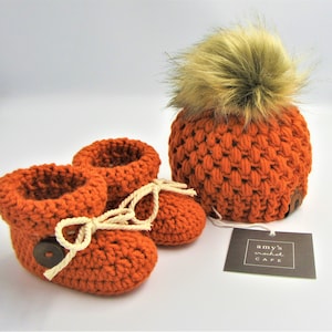 Crochet Baby FUR POM HAT / Booties / Leather Tag / Infant / Newborn Gift Set / in Burnt Orange