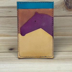 Cartera para tarjetas de cuero hecha a mano con forma de caballo