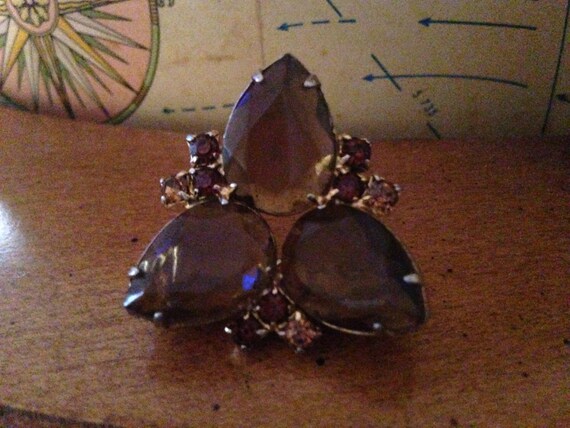 Triangular shaped brooch with 3 large teardrop to… - image 1