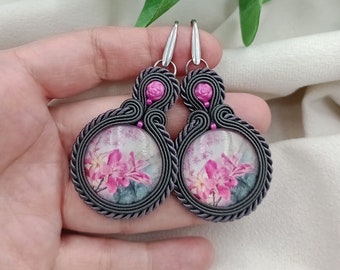 Soutache orecchini, orecchini etnici, grandi orecchini rotondi, grandi orecchini chiari, orecchini con fiori, orecchini rose, orecchini rosa