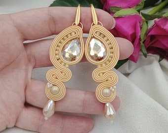 Pendientes soutache, pendientes de cristal, pendientes de color beige, pendientes con circonita, pendientes de color crema