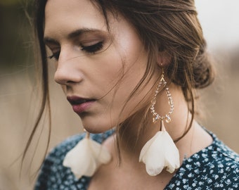 Ebony white boho earrings, off- white flower jewelry, bridal flower jewelry, big flower earringschandelier large flower wedding earrings