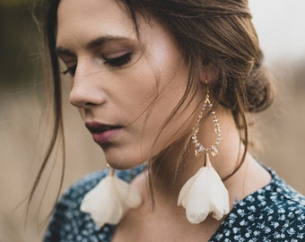 Long flower earrings, off white flowers earrings, long earrings, beige flower, gold crystals, bridesmaid earrings, earrings white flower