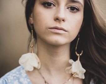 Ebony white boho earrings, off- white flower jewelry, bridal flower jewelry, big flower earringschandelier large flower wedding earrings