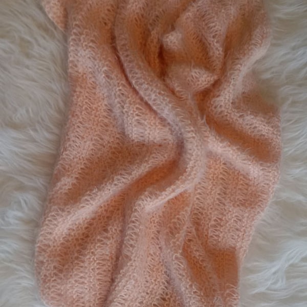 Hand Knit Newborn Baby Wrap, Babydecke, coperta, pink soft mohair-look baby blanket, rose couverture bébé