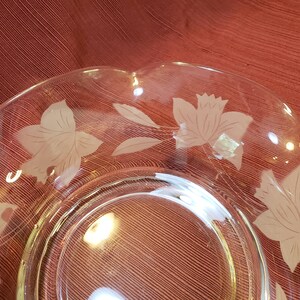 Vintage Unsigned Clear Etched Glass Bowl Featuring Daffodil Flower and Leaf Pattern With A Wavy Rim image 5