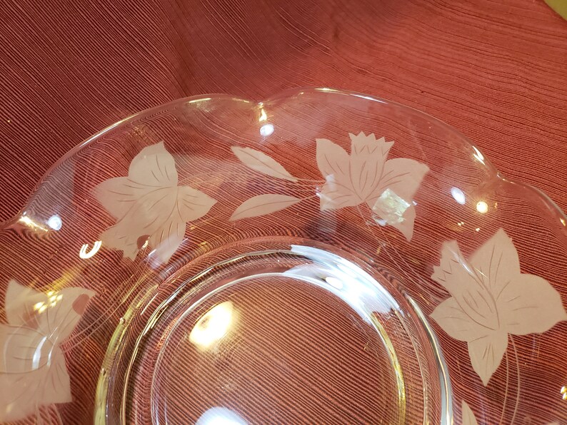 Vintage Unsigned Clear Etched Glass Bowl Featuring Daffodil Flower and Leaf Pattern With A Wavy Rim image 5