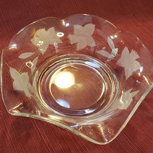 Vintage Unsigned Clear Etched Glass Bowl Featuring Daffodil Flower and Leaf Pattern With A Wavy Rim image 1