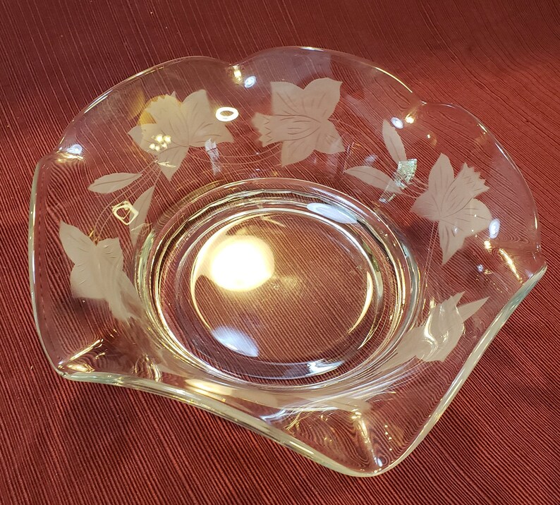 Vintage Unsigned Clear Etched Glass Bowl Featuring Daffodil Flower and Leaf Pattern With A Wavy Rim image 1