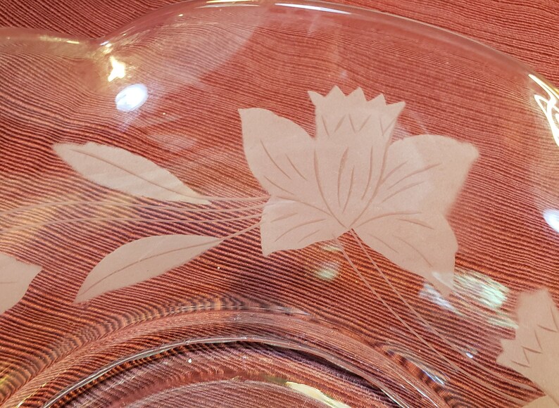 Vintage Unsigned Clear Etched Glass Bowl Featuring Daffodil Flower and Leaf Pattern With A Wavy Rim image 6