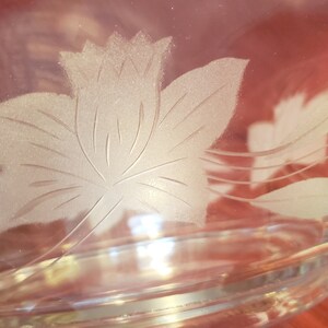 Vintage Unsigned Clear Etched Glass Bowl Featuring Daffodil Flower and Leaf Pattern With A Wavy Rim image 7