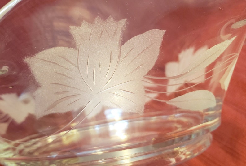 Vintage Unsigned Clear Etched Glass Bowl Featuring Daffodil Flower and Leaf Pattern With A Wavy Rim image 7