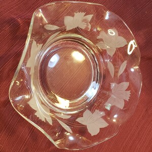 Vintage Unsigned Clear Etched Glass Bowl Featuring Daffodil Flower and Leaf Pattern With A Wavy Rim image 4