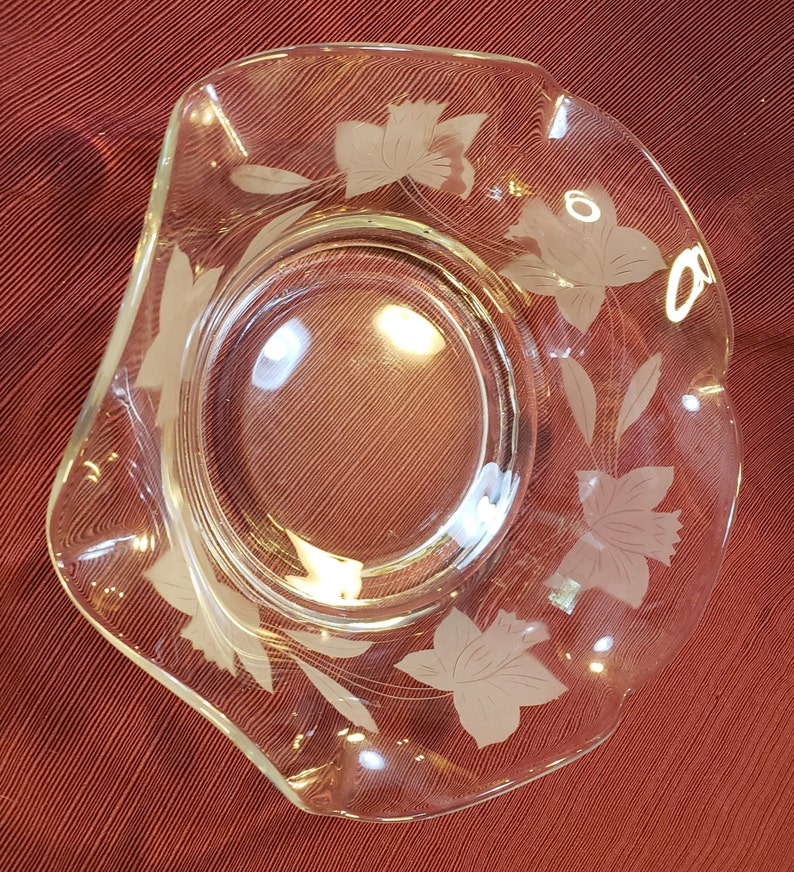 Vintage Unsigned Clear Etched Glass Bowl Featuring Daffodil Flower and Leaf Pattern With A Wavy Rim image 4