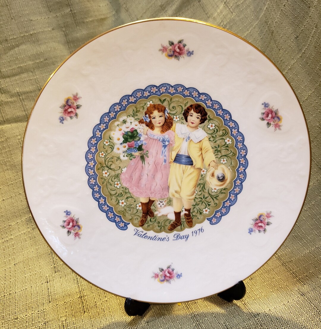 Vintage Valentine's Day 1976 Royal Doulton Decorative Bone China Plate
