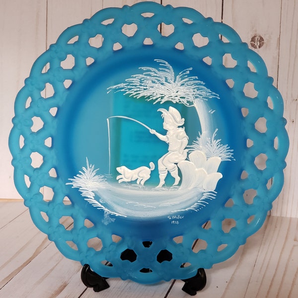 Assiette décorative peinte à la main en verre bleu en treillis de l'artiste vintage, garçon pêchant avec son chien, Westmoreland Glass Company, 1978