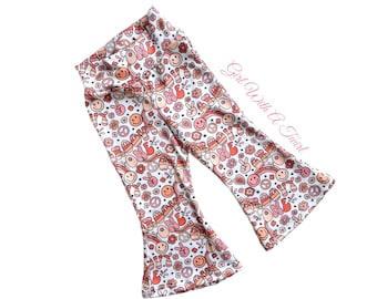 Pantalones acampanados Groovy One, pantalones acampanados para bebés pequeños, pantalones acampanados con estampado hippie Peace and Love