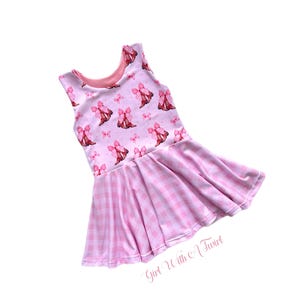Vestido de vaquera occidental para niña pequeña, botas vaqueras y vestido punk de cuadros vichy con volantes, regalo para amantes de los caballos.