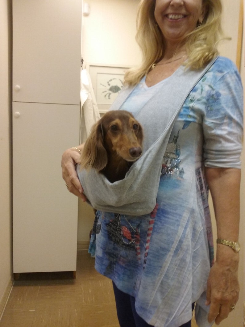 Dachshund Carrier Up to 18 Lbs. One size for pet. Only offered in Black French Terry. imagen 2