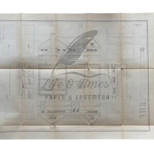 Peut inclure: Un plan d'architecte vintage, plié et vieilli, présentant des plans de construction détaillés. Le plan est imprimé sur du papier clair, avec des dessins au trait complexes d'une maison et des structures environnantes. Le texte "Life & Times PAPER & EPHEMERA" est visible.