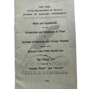 Peut inclure: Un document gris vieilli de 1908, intitulé "Règles et Règlements" par le Département de la Santé de l'État de New York. Le document traite des systèmes d'égouts et du droit de la santé publique, avec le texte "Life & Times PAPER & EPHEMERA".