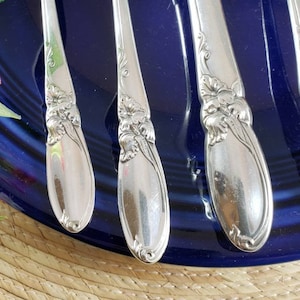 1953 WHITE ORCHID Service for 4, 5 pc place settings, Vintage Community Plate silverplate flatware, Antique Mid Century Silverware Set