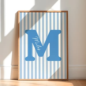 Arte de pared imprimible con inicial y nombre personalizado para la habitación de un bebé, regalo para baby shower de una niña, impresión digital divertida para descargar, arte para habitación infantil.