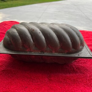 Custom Made Half Round Dome Lid Aluminum Food Grade 3 Strap Loaf Bread Baking  Pan - China Round Bread Loaf Pan and Loaf Pan Lid price