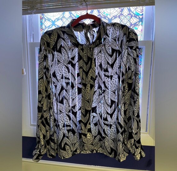 VINTAGE! Black and White Leaf Patterned Blouse - image 2