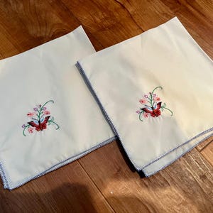 VINTAGE! 2 Handmade Embroidered Butterfly and Flower Dinner Napkins