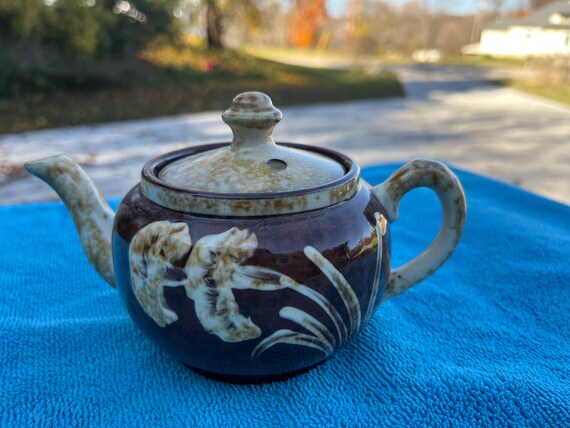 Théière en ceramique émaillée, beige et marron, motif floral vintage - Canada